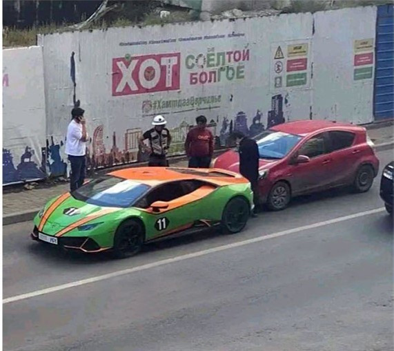 Lamborghini маркийн тээврийн хэрэгслийн жолооч 